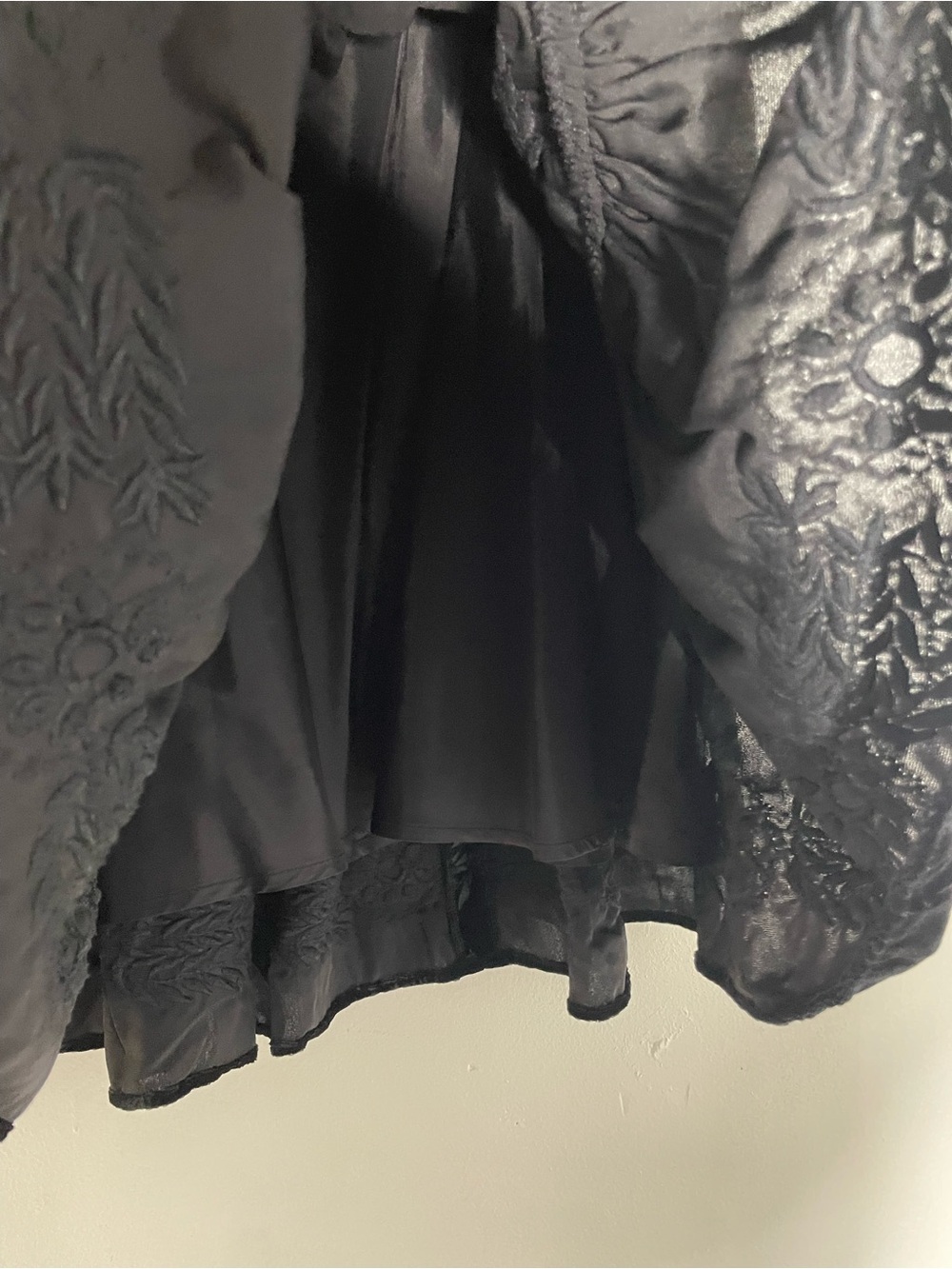 BCBG Max Azria Tiered Velvet Black Boho Embroidered Midi Skirt Sz. 4 - Picture 3 of 7